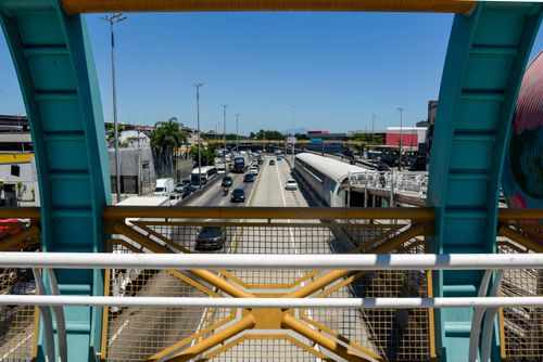 Passarela de acesso a Estação Vasco da Gama do BRT Transbrasil na Avenida Brasil