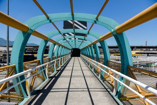 Estrutura metálica da passarela para pedestres de acesso a Estação Vasco da Gama do BRT Transbrasil na Aven