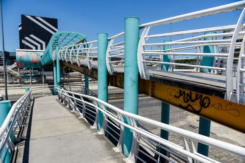 Passarela para pedestres de acesso a Estação Vasco da Gama do BRT Transbrasil na Avenida Brasil