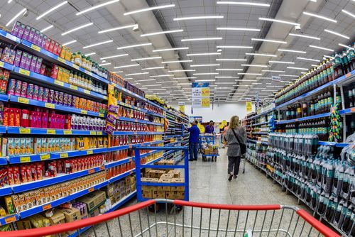 Consumidores fazendo compras em supermercado