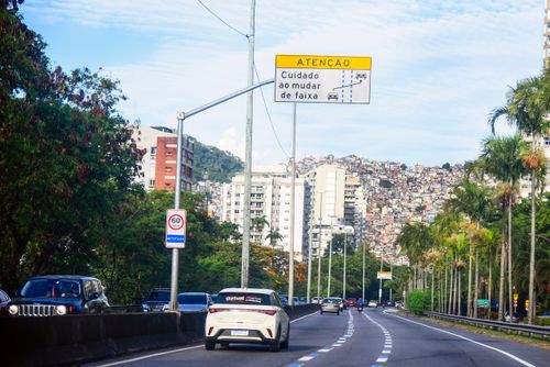 Placa aérea de sinalização na Autoestrada Lagoa-Barra em São Conrado - alerta para a mudança de faixa com