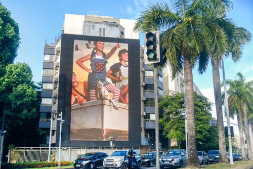 Outdoor eletrônico em fachada lateral de prédio residencial