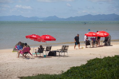 Guarda-sóis e cadeiras na Praia de Zimbros