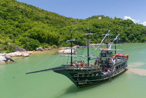Vista de drone de barco de passeio turístico na Baía de Zimbros