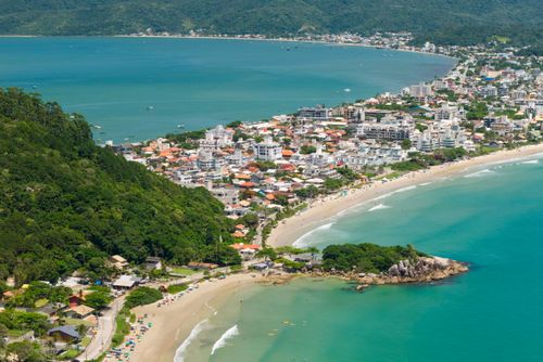 Vista de drone da Praia da Conceição - à esquerda e Praia do Canto Grande Mar de Fora - à direita