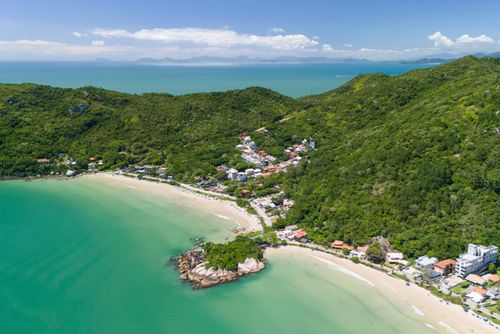 Vista de drone da Praia da Conceição à esquerda e Praia Canto Grande Mar de Fora à direita 
