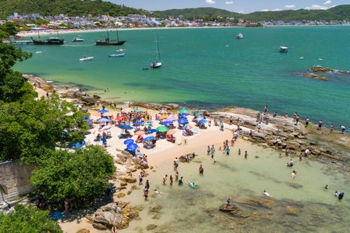 Vista de drone de banhistas na Praia da Lagoinha