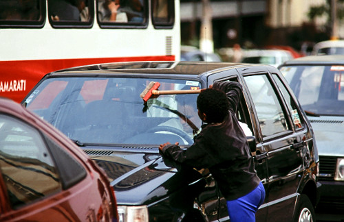 Criança limpando para-brisa de veículo  - 