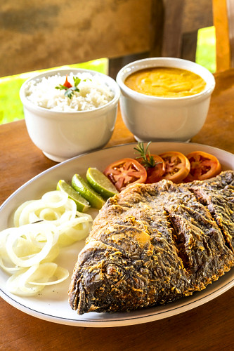 Tilápia frita servida em restaurante
