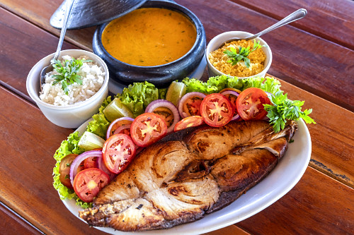 Posta de peixe frita com salada servida na Praia do Patacho