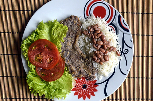 Prato de arroz , feijão , carne e salada - 
