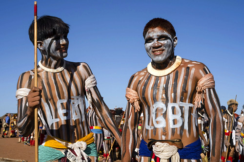 Indígenas da etnia Kuikuro da Aldeia Ipatse com pintura corporal durante o Jawari em apoio a causa lgbtqia+ -