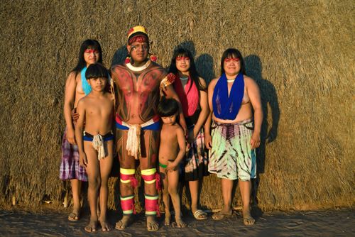 Família indígena da etnia Kuikuro da aldeia Ipatse posando na frente da oca - Parque Indígena do Xingu