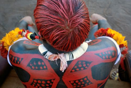 Indígena Kuikuro da aldeia Ipatse pintado para ritual de Tawarawana - Parque Indígena do Xingu