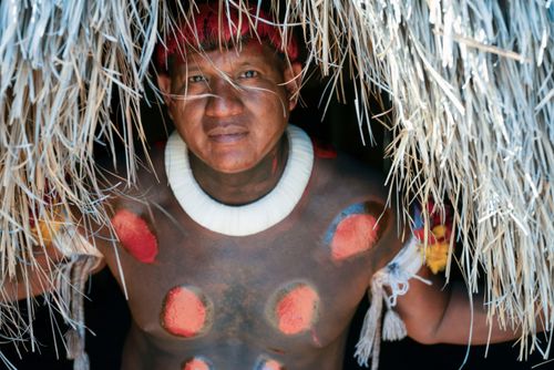 Indígena Kuikuro da aldeia Ipatse pintado para ritual de Tawarawana - Parque Indígena do Xingu