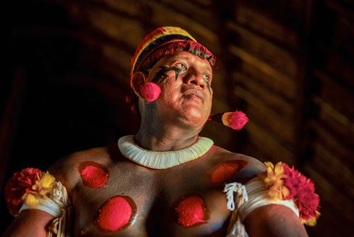 Indígena Kuikuro da aldeia Ipatse pintado para ritual de Tawarawana - Parque Indígena do Xingu