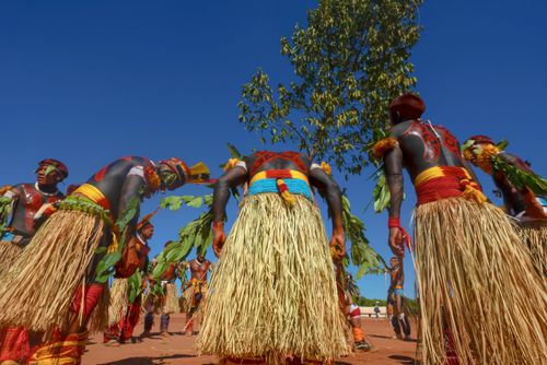 Indígenas Kuikuro da aldeia Ipatse com saias de palha no ritual de Tawarawana - Parque Indígena do Xingu