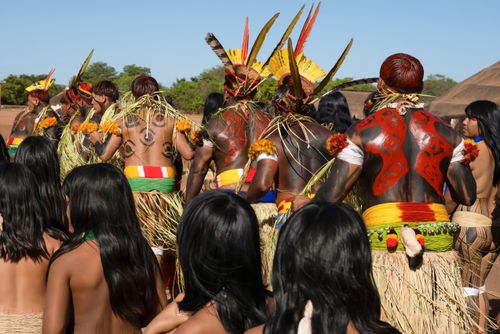 Indígenas Kuikuro da aldeia Ipatse durante o ritual do Tawarawana - Parque Indígena do Xingu