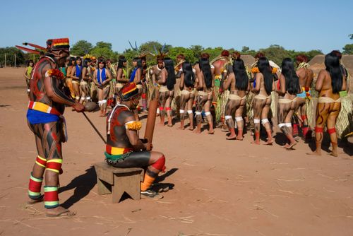 Indígenas e cantor da etnia Kuikuro da aldeia Ipatse no ritual de Tawarawana - Parque Indígena do Xingu