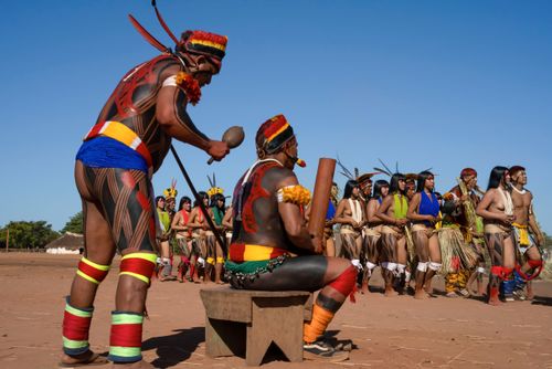 Indígenas e cantor da etnia Kuikuro da aldeia Ipatse no ritual de Tawarawana - Parque Indígena do Xingu