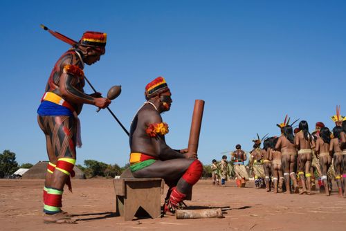 Indígenas e cantor da etnia Kuikuro da aldeia Ipatse no ritual de Tawarawana - Parque Indígena do Xingu