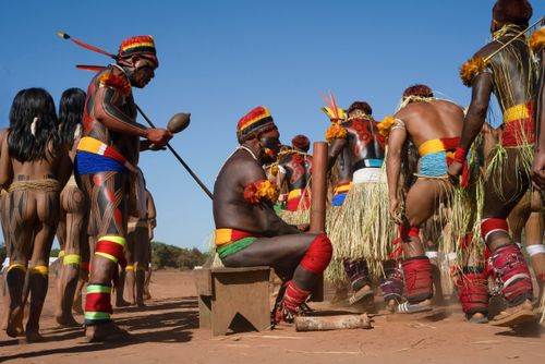 Indígenas e cantor da etnia Kuikuro da aldeia Ipatse no ritual de Tawarawana - Parque Indígena do Xingu