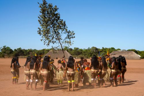 Indígenas Kuikuro da aldeia Ipatse durante o ritual do Tawarawana - Parque Indígena do Xingu