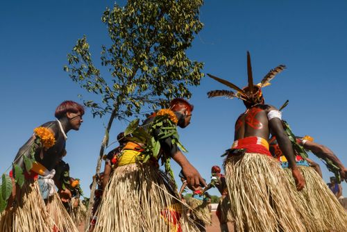 Indígenas Kuikuro da aldeia Ipatse com saias de palha no ritual de Tawarawana - Parque Indígena do Xingu