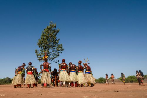 Indígenas Kuikuro da aldeia Ipatse com saias de palha no ritual de Tawarawana - Parque Indígena do Xingu