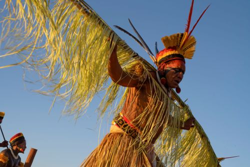Indígena Kuikuro da aldeia Ipatse com galhos de palha no ritual do Tawarawana - Parque Indígena do Xingu