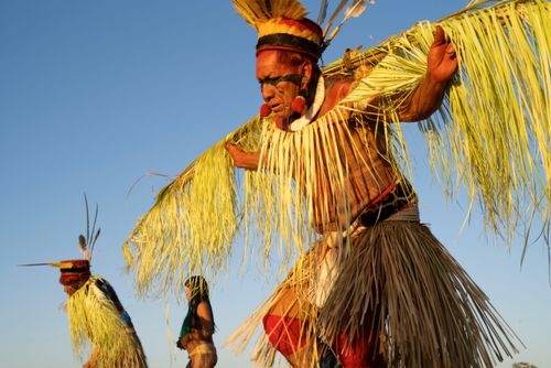 Indígenas Kuikuro da aldeia Ipatse com galhos de palha no ritual do Tawarawana - Parque Indígena do Xingu