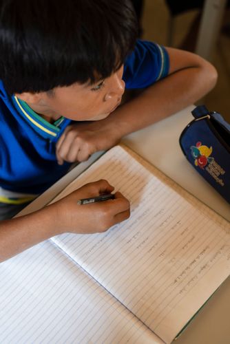 Aluno indígena da etnia Kalapalo durante aula na escola da Aldeia Aiha - Parque Indígena do Xingu.