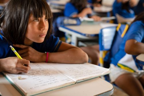 Aluna indígena da etnia Kalapalo durante aula na escola da Aldeia Aiha - Parque Indígena do Xingu.