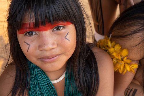 Menina indígena da etnia Kalapalo durante Ritual Feminino Yamurikumã na aldeia Aiha - Parque Indígena do Xi