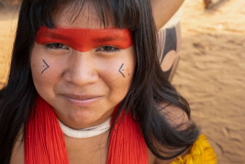 Menina indígena da etnia Kalapalo durante Ritual Feminino Yamurikumã na aldeia Aiha - Parque Indígena do Xi