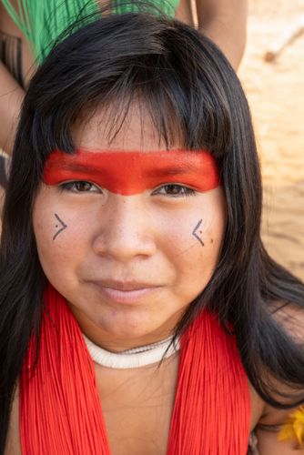 Menina indígena da etnia Kalapalo durante Ritual Feminino Yamurikumã na aldeia Aiha - Parque Indígena do Xi