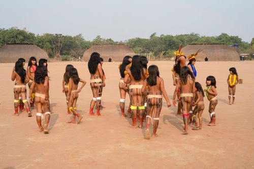 Mulheres indígenas da etnia Kalapalo durante Ritual Feminino Yamurikumã na aldeia Aiha - Parque Indígena do