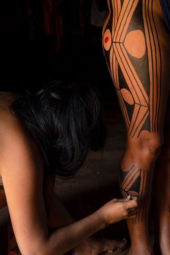 Mulheres indígenas da etnia Kalapalo preparadas para Ritual Feminino Yamurikumã na aldeia Aiha - Parque Ind�