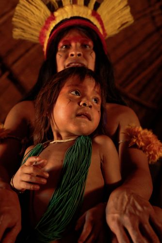 Mulher e menina indígenas da etnia Kalapalo preparadas para Ritual Feminino Yamurikumã na aldeia Aiha - Parq