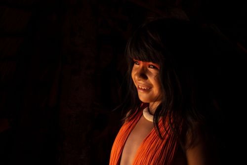 Menina indígena da etnia Kalapalo durante Ritual Feminino Yamurikumã na aldeia Aiha - Parque Indígena do Xi