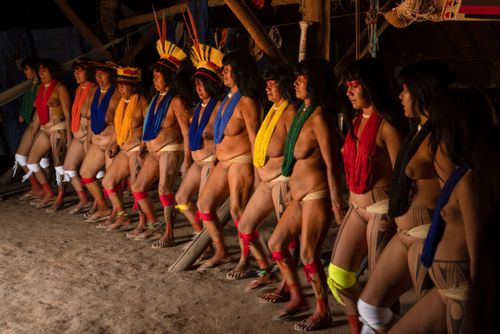 Mulheres indígenas da etnia Kalapalo durante Ritual Feminino Yamurikumã na aldeia Aiha - Parque Indígena do