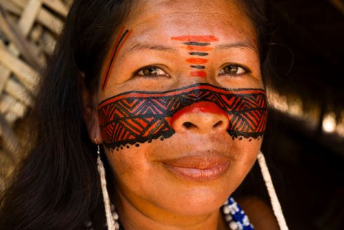 Mulher indígena da Aldeia Tuyuka Utapinopona - RDS Reserva de Desenvolvimento Sustentável do Tupé - margem 
