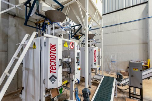 Equipamentos na unidade de beneficiamento de feijão no Complexo Agroindustrial de Grãos da Cooperativa COPAC