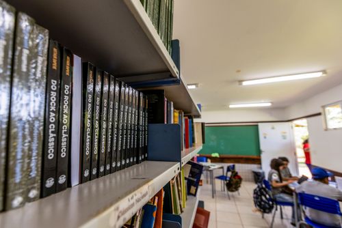 Biblioteca do Colégio Estadual do Campo Maria Aparecida Rosignol Franciosi no Assentamento Eli Vive - MST Mov