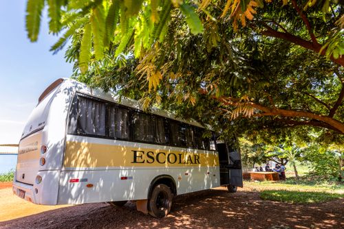 Ônibus escolar no Colégio Estadual do Campo Maria Aparecida Rosignol Franciosi no Assentamento Eli Vive - MS