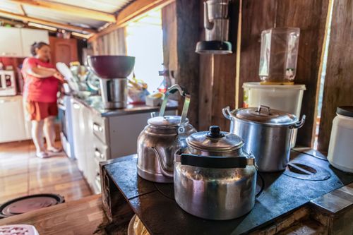 Panelas sobre fogão a lenha na cozinha de casa de agricultora no Assentamento Eli Vive - MST Movimento dos Tr