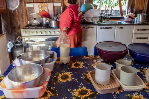 Agricultora cozinhando em sua moradia no Assentamento Eli Vive - MST Movimento dos Trabalhadores Rurais Sem Te