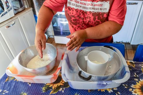 Agricultora preparando queijo artesanal em sua moradia no Assentamento Eli Vive - MST Movimento dos Trabalhado