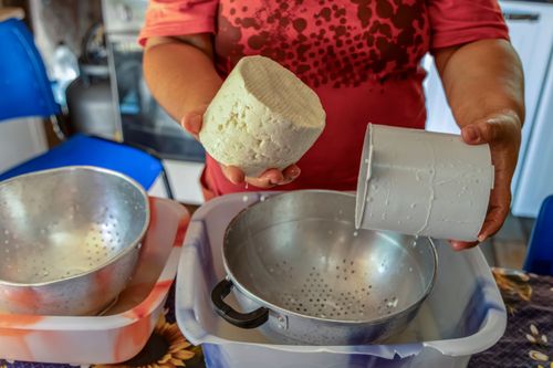 Agricultora preparando queijo artesanal em sua moradia no Assentamento Eli Vive - MST Movimento dos Trabalhado