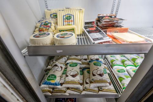 Queijos - iogurte e salame produtos artesanais da agricultura familiar à venda no Mercado da Reforma Agrária